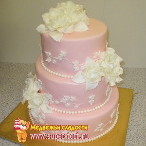 Торт розовый с белыми пионами и орнаментом